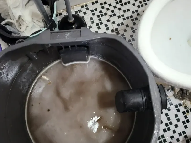 제천 석션 장비 통에 모인 오수